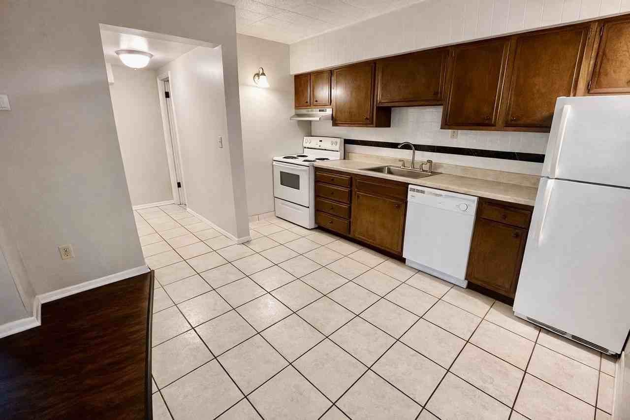 PINE VIEW APARTMENTS -- 059 - Photo 5 of 30