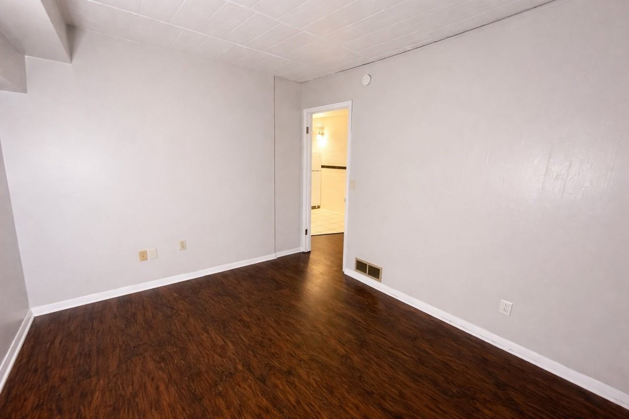 PINE VIEW APARTMENTS -- 059 - Photo 6 of 30