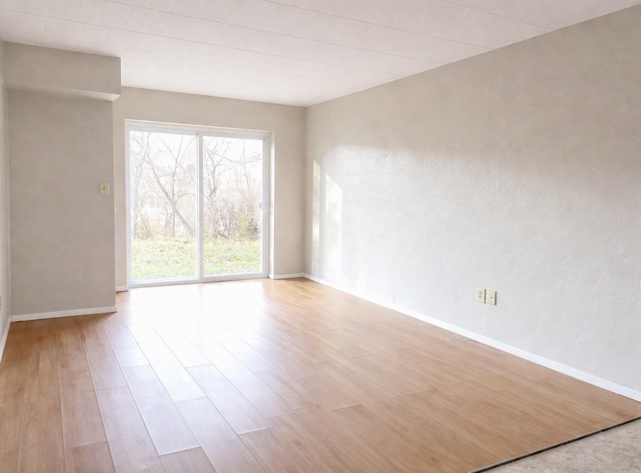 PINE VIEW APARTMENTS -- 059 - Photo 2 of 8