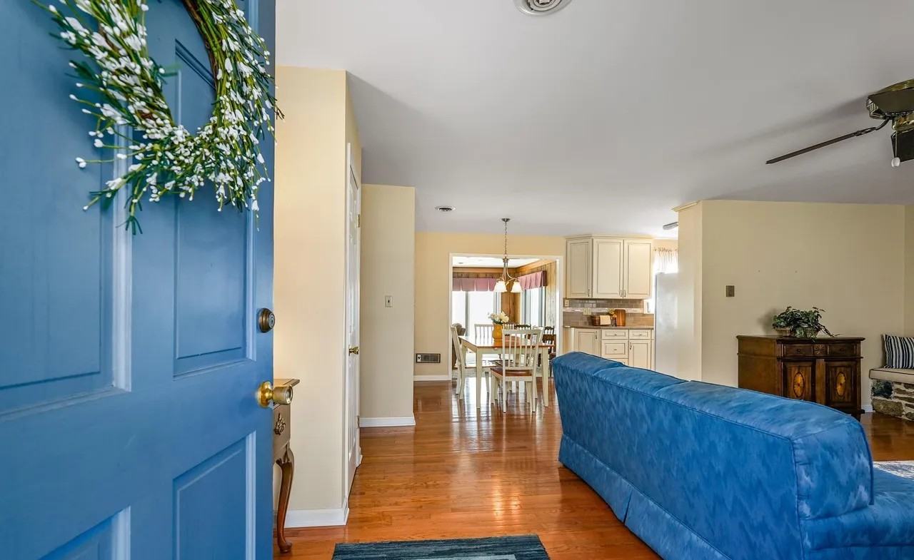 44 Pocahontas Dr - Photo 2 of 10