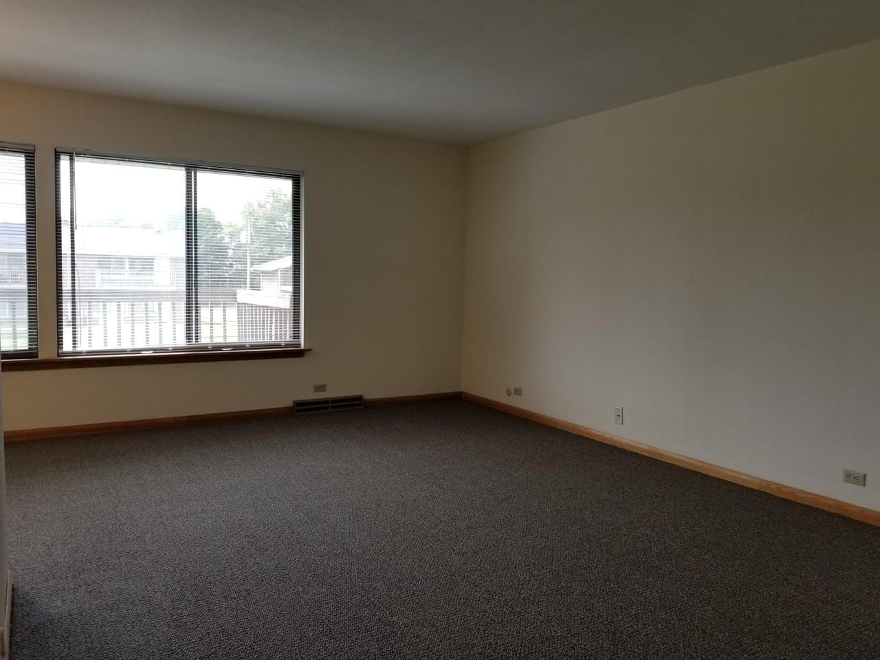 435 West Grand Avenue - Photo 4 of 8