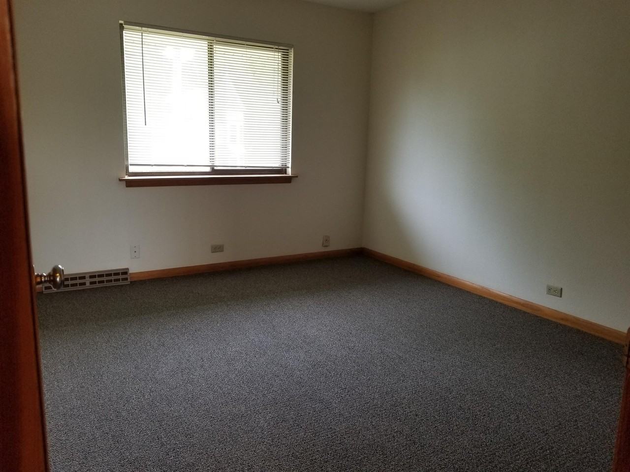 435 West Grand Avenue - Photo 6 of 8