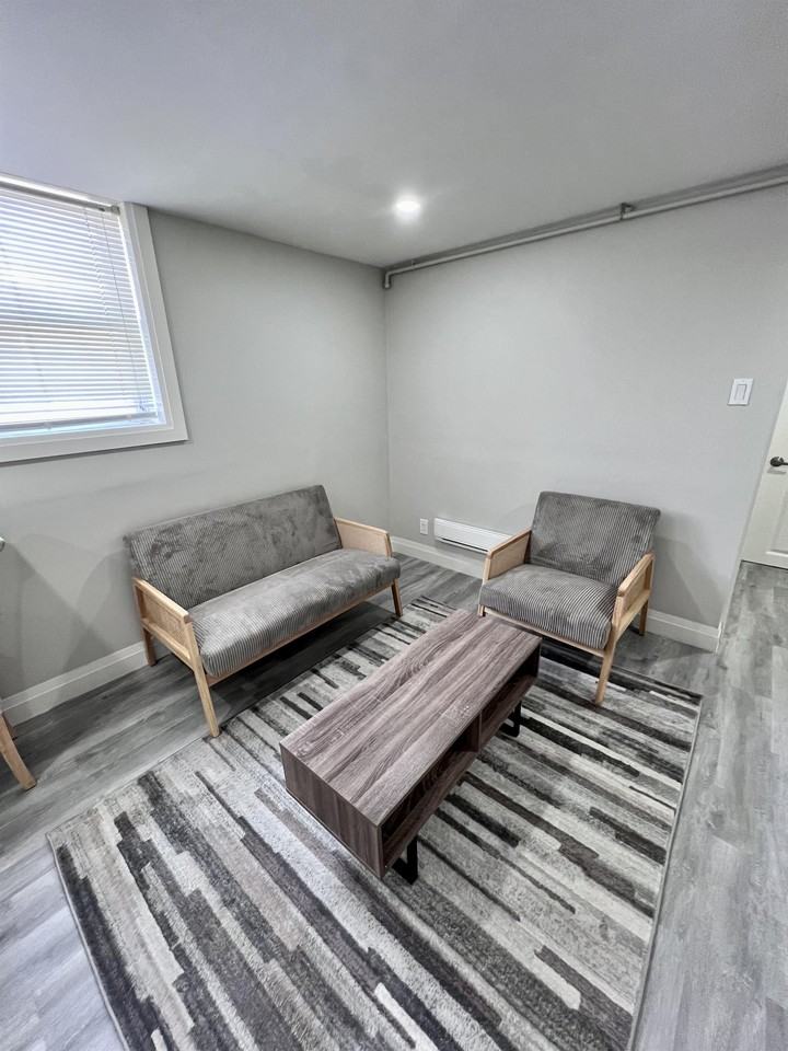 1518 University Ave W #1 - Photo 2 of 10