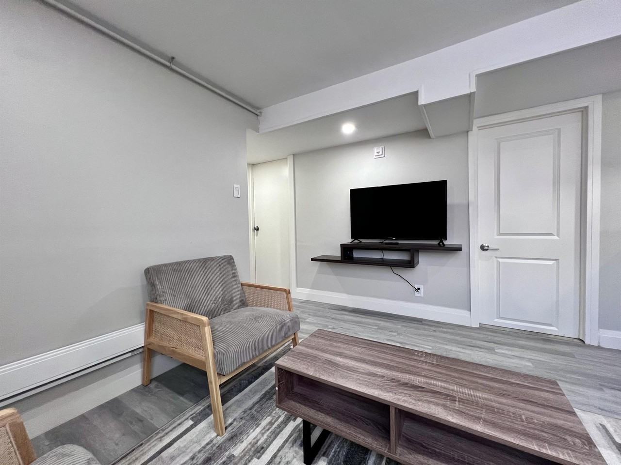 1518 University Ave W #1 - Photo 3 of 10