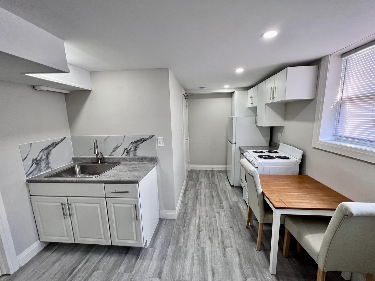 1518 University Ave W #1 - Photo 4 of 10