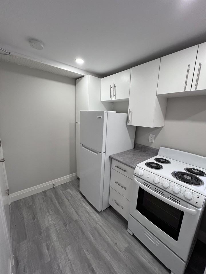 1518 University Ave W #1 - Photo 5 of 10