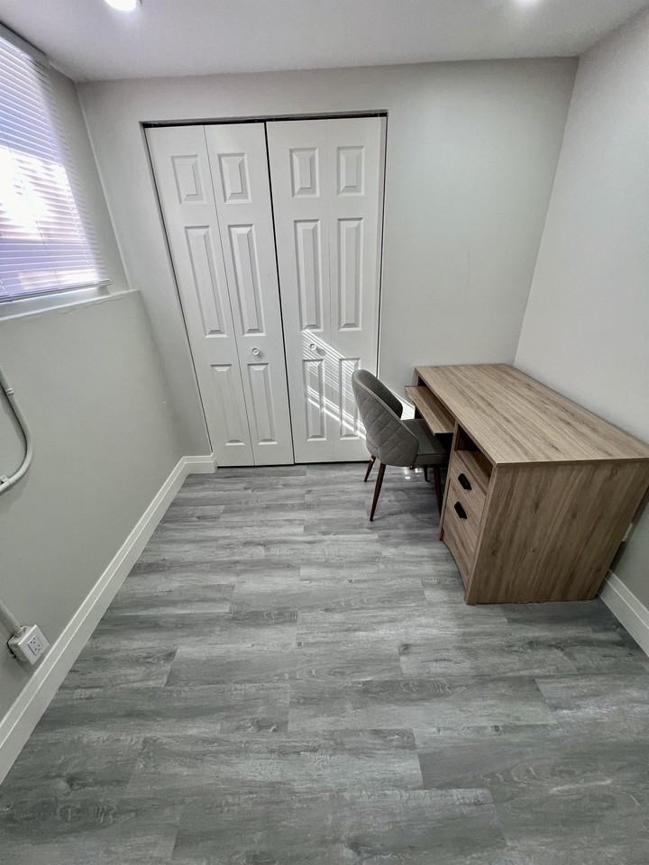 1518 University Ave W #1 - Photo 7 of 10