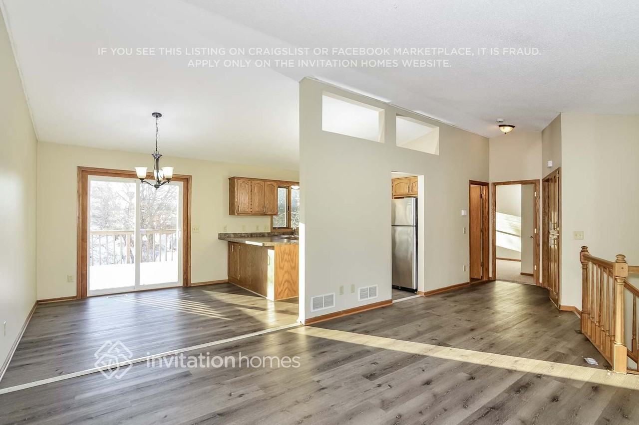 3746 Hamlet Ave N - Photo 5 of 18