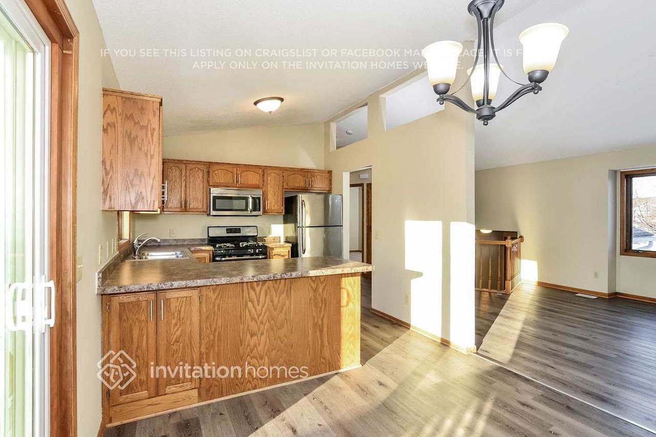 3746 Hamlet Ave N - Photo 7 of 18