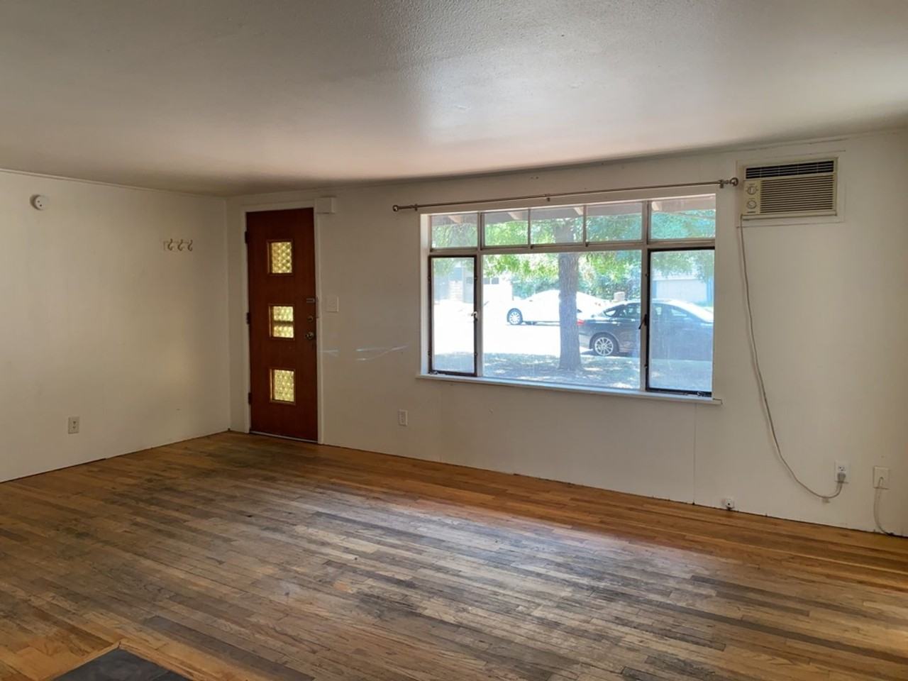 1140 W Myrtle St - Photo 5 of 25