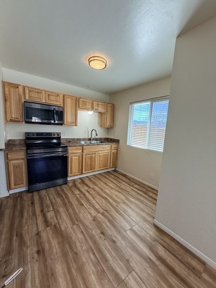 731 4th St - Photo 7 of 16