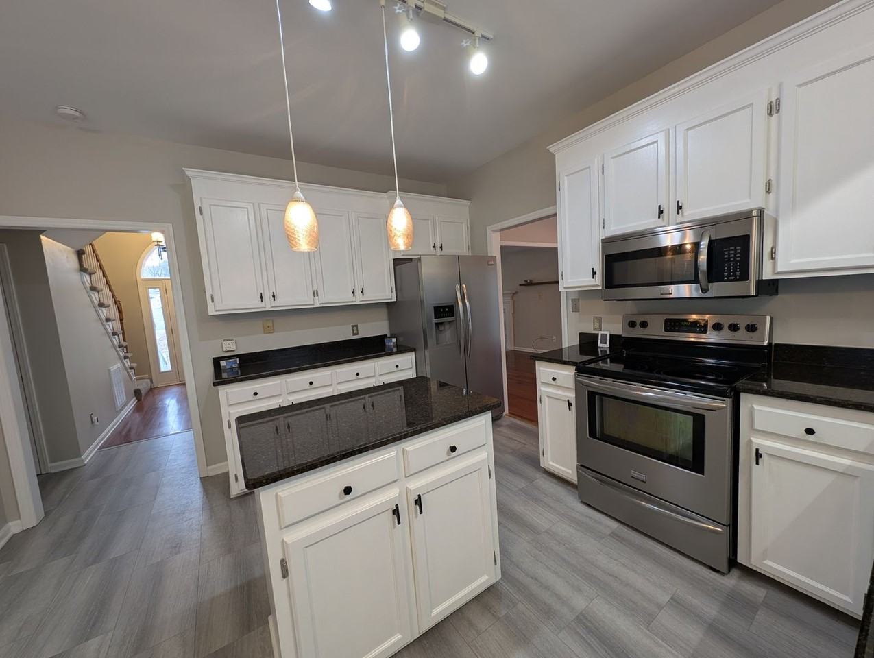 9300 Harris Glen Dr - Photo 3 of 31