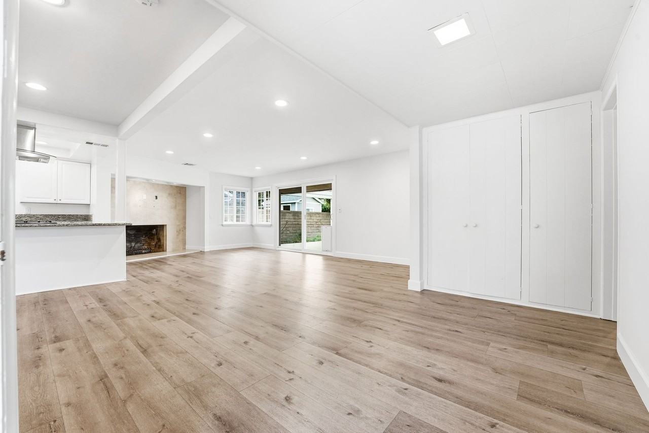 1056 N Shaffer St - Photo 4 of 32