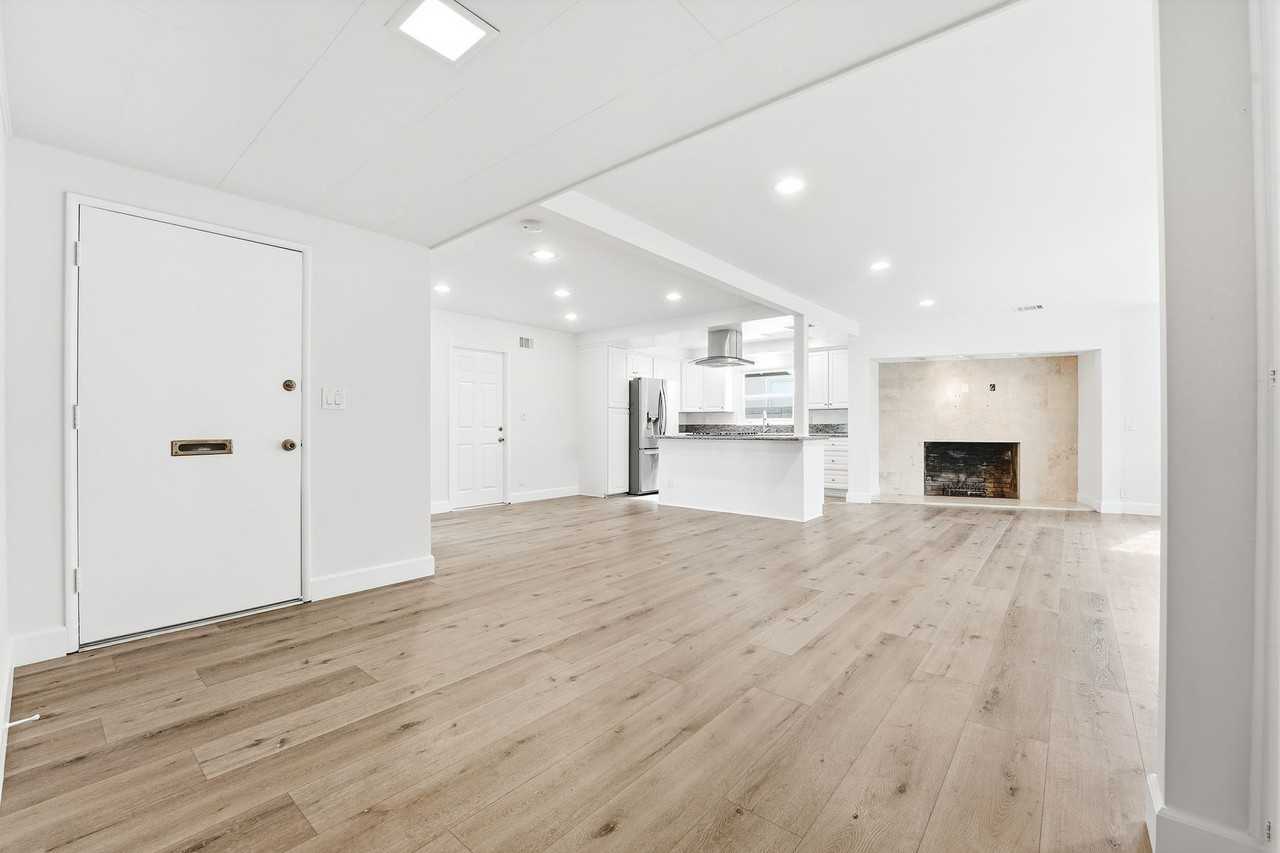 1056 N Shaffer St - Photo 6 of 32