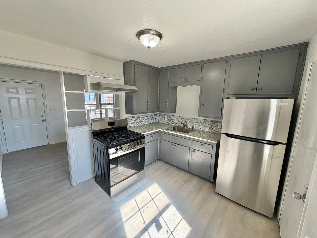 3128 Ne 15th St - Photo 3 of 17