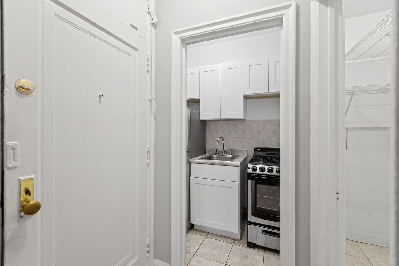 434 W Wellington Ave #506 - Photo 5 of 10