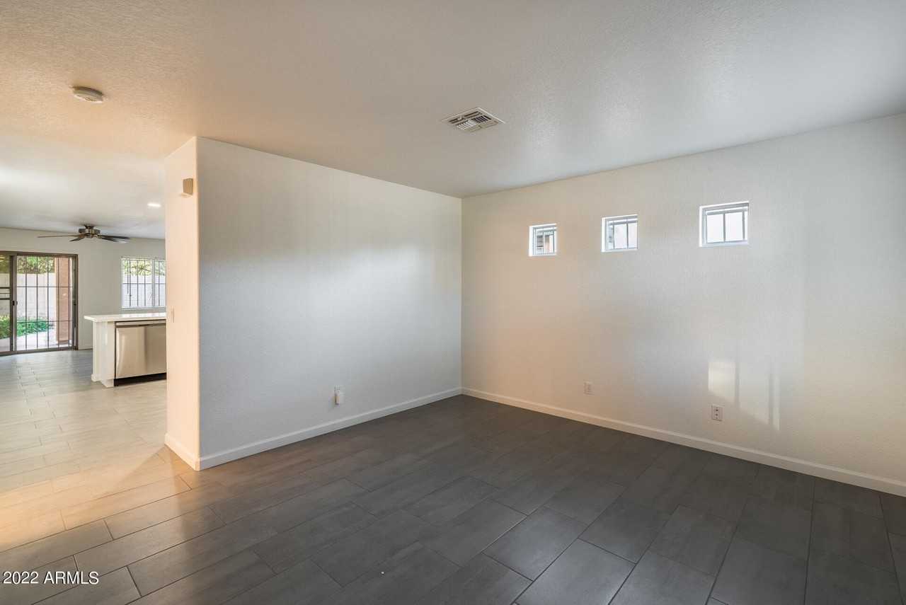 8337 W Hughes Dr - Photo 6 of 34