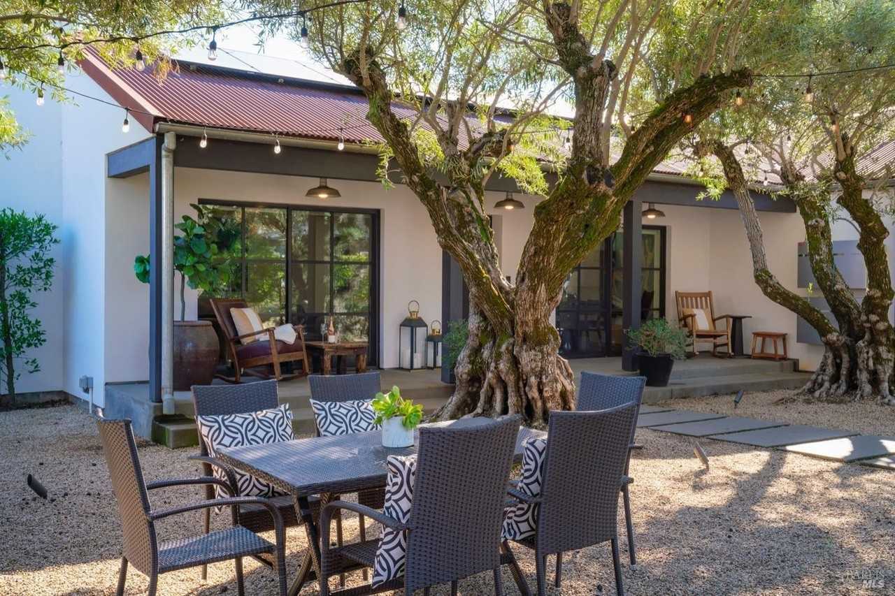 1811 Hillview Pl - Photo 4 of 41