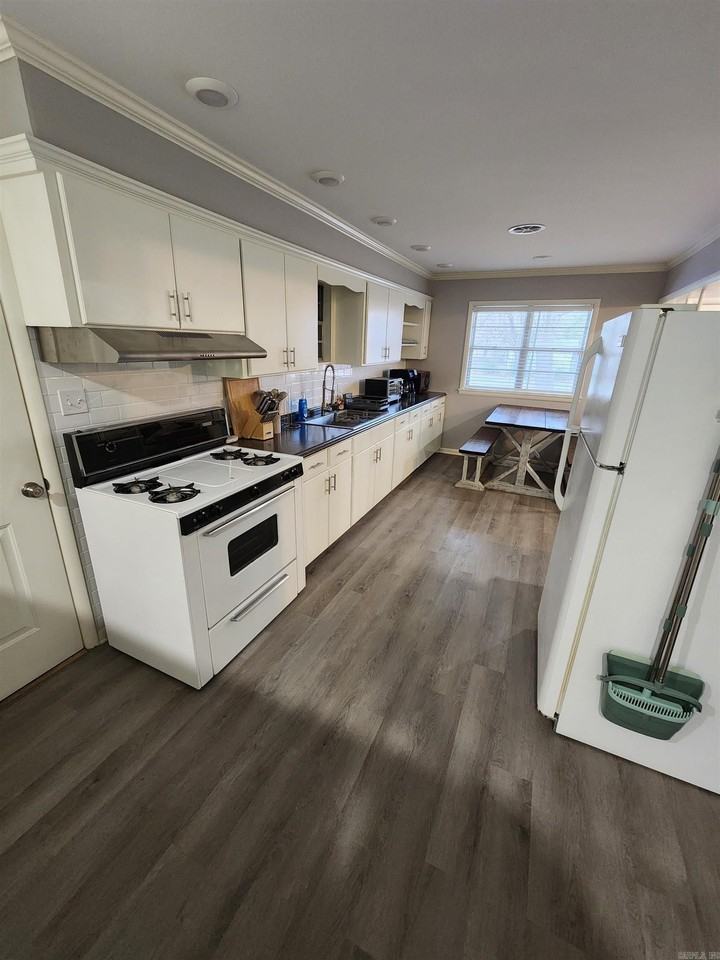 410 Maple Ave - Photo 4 of 10