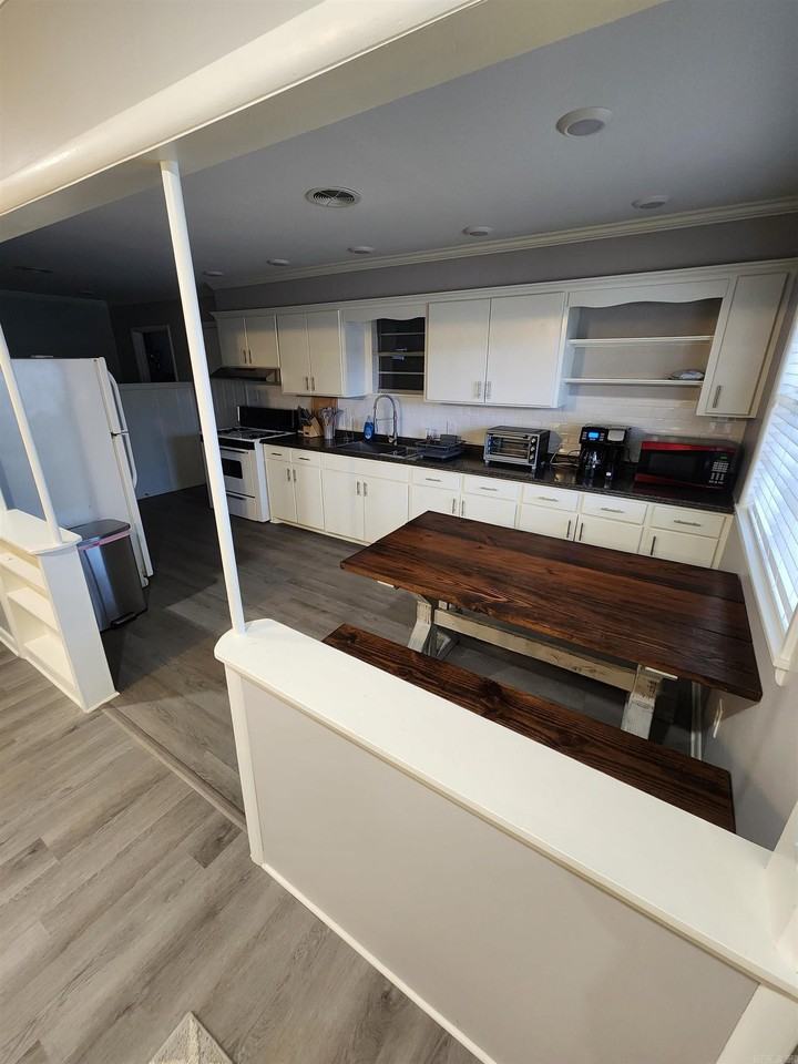 410 Maple Ave - Photo 5 of 10