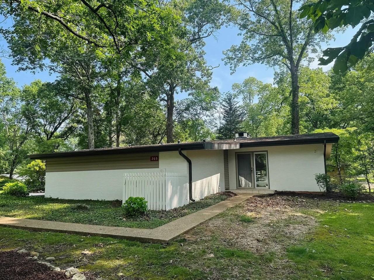 203 Hathaway Dr - Photo 2 of 20