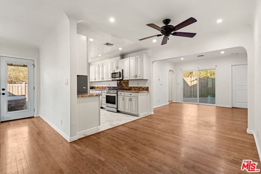 4530 Bakman Ave - Photo 4 of 23