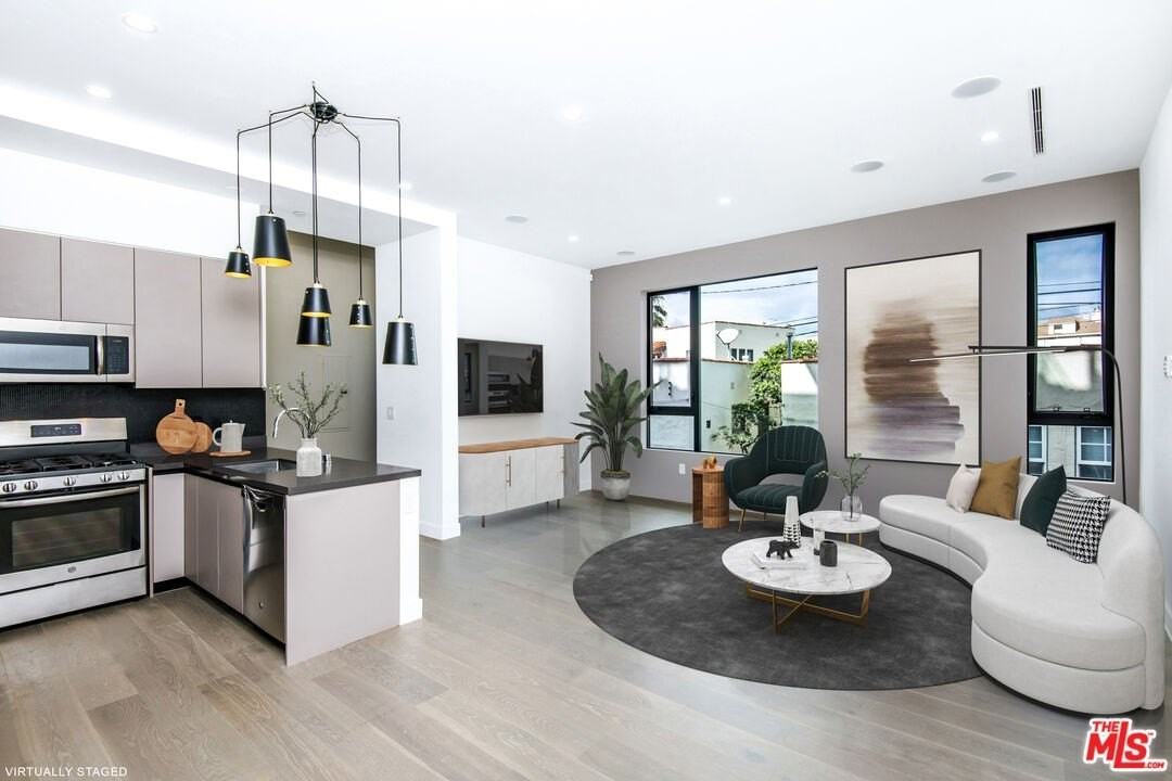 1819 1/2 Veteran Ave - Photo 2 of 19