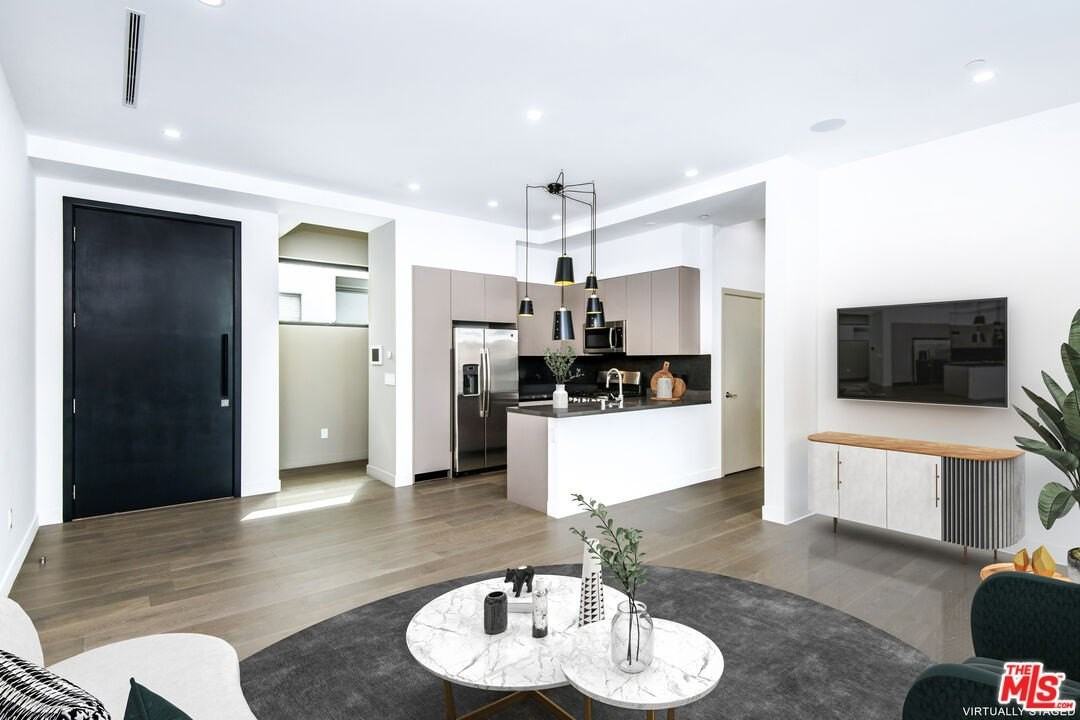 1819 1/2 Veteran Ave - Photo 3 of 19