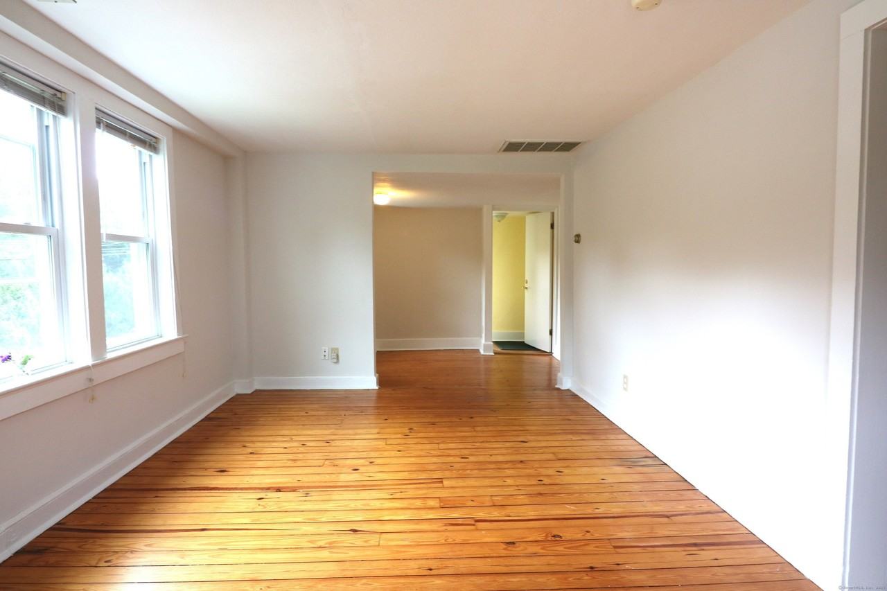 2 Oak Street unit: Upper - Photo 6 of 16