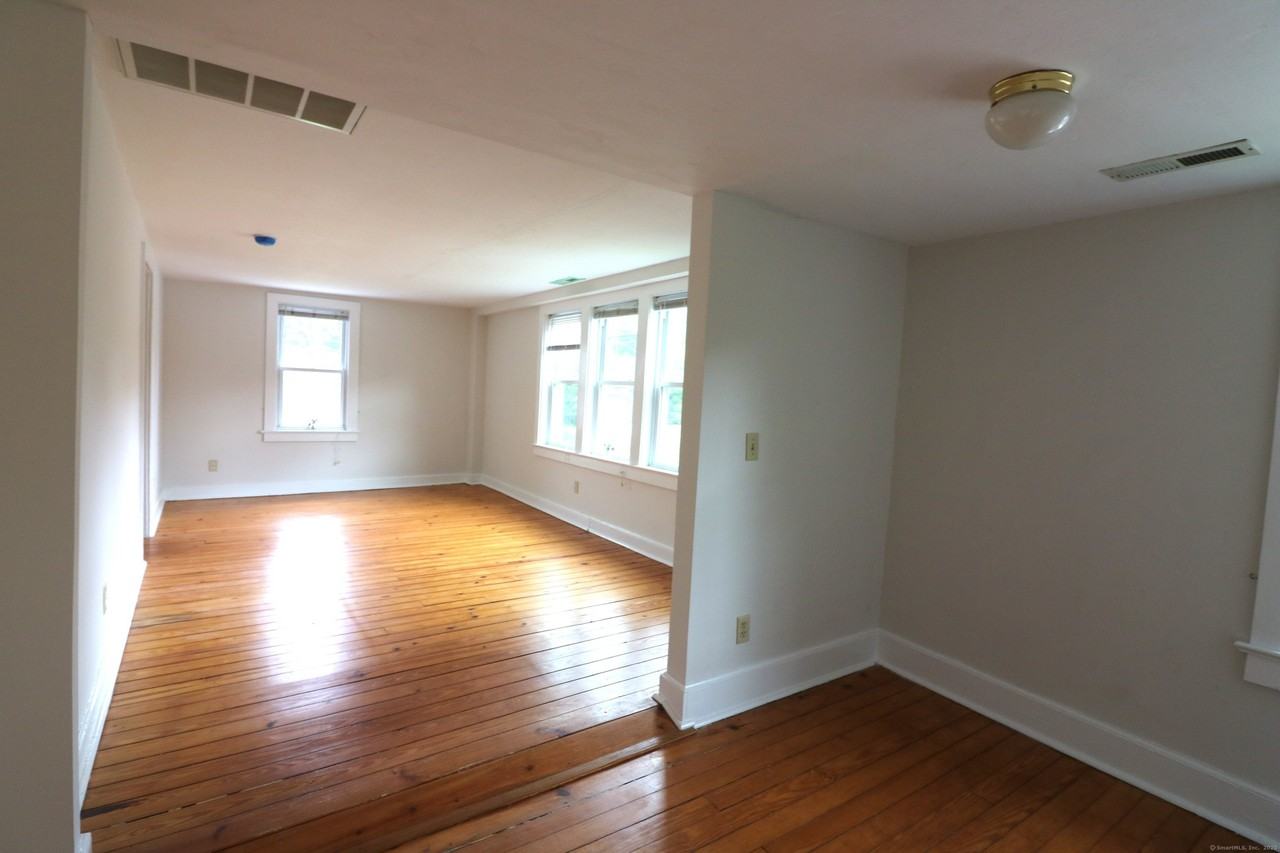 2 Oak Street unit: Upper - Photo 7 of 16