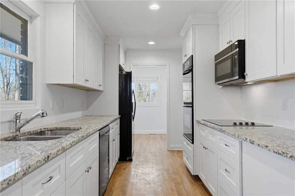 1460 Hillcrest Dr - Photo 4 of 32