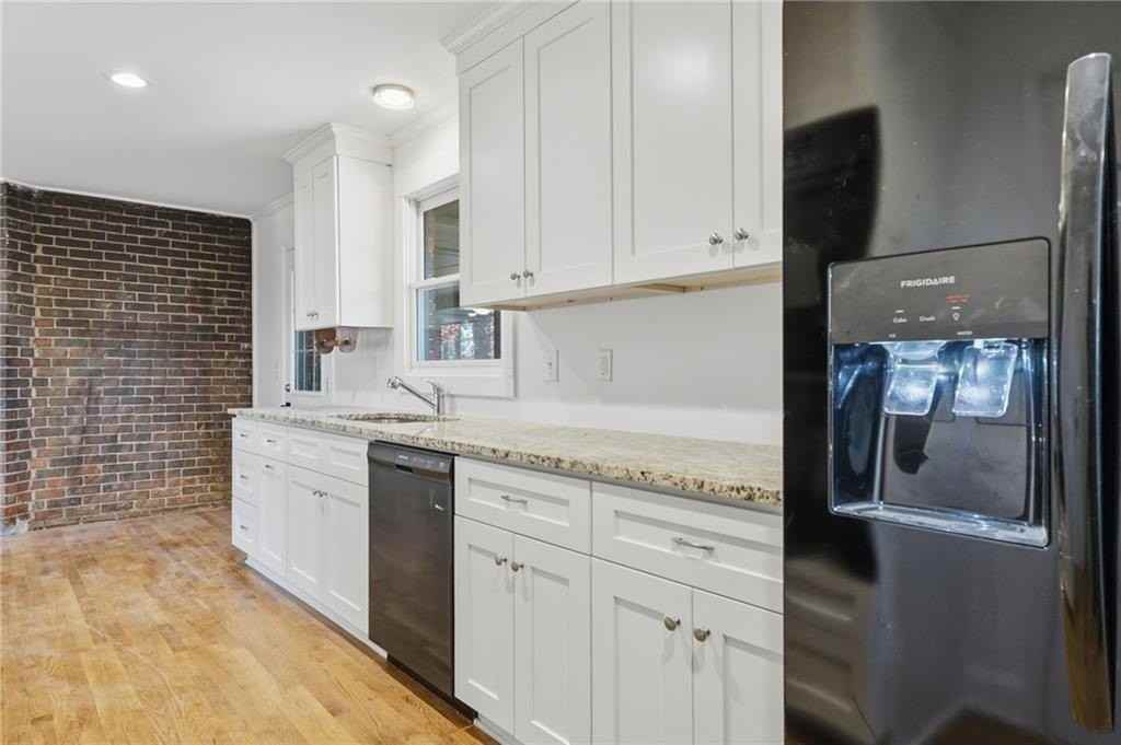 1460 Hillcrest Dr - Photo 5 of 32