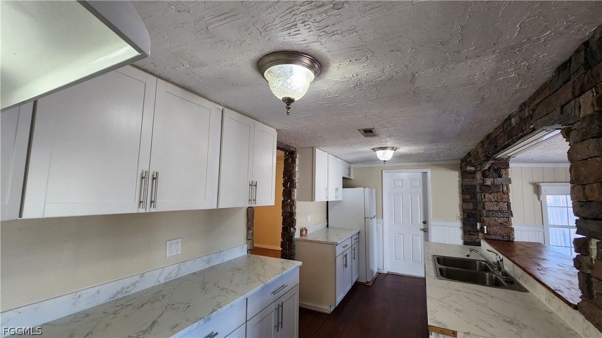 2181 Brandon St - Photo 3 of 31