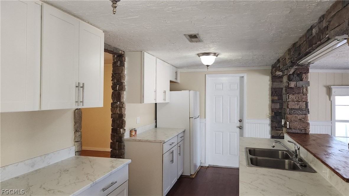 2181 Brandon St - Photo 4 of 31