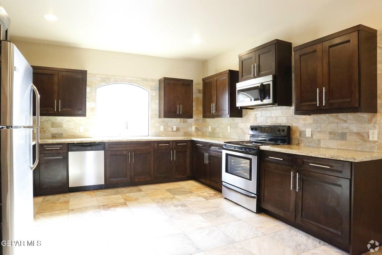 5501 N Stanton St Apt 7 - Photo 2 of 27