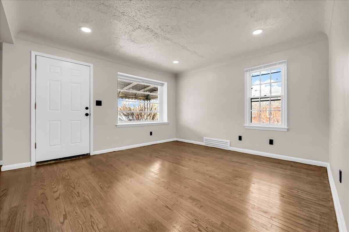 14188 Collingham Dr - Photo 3 of 24