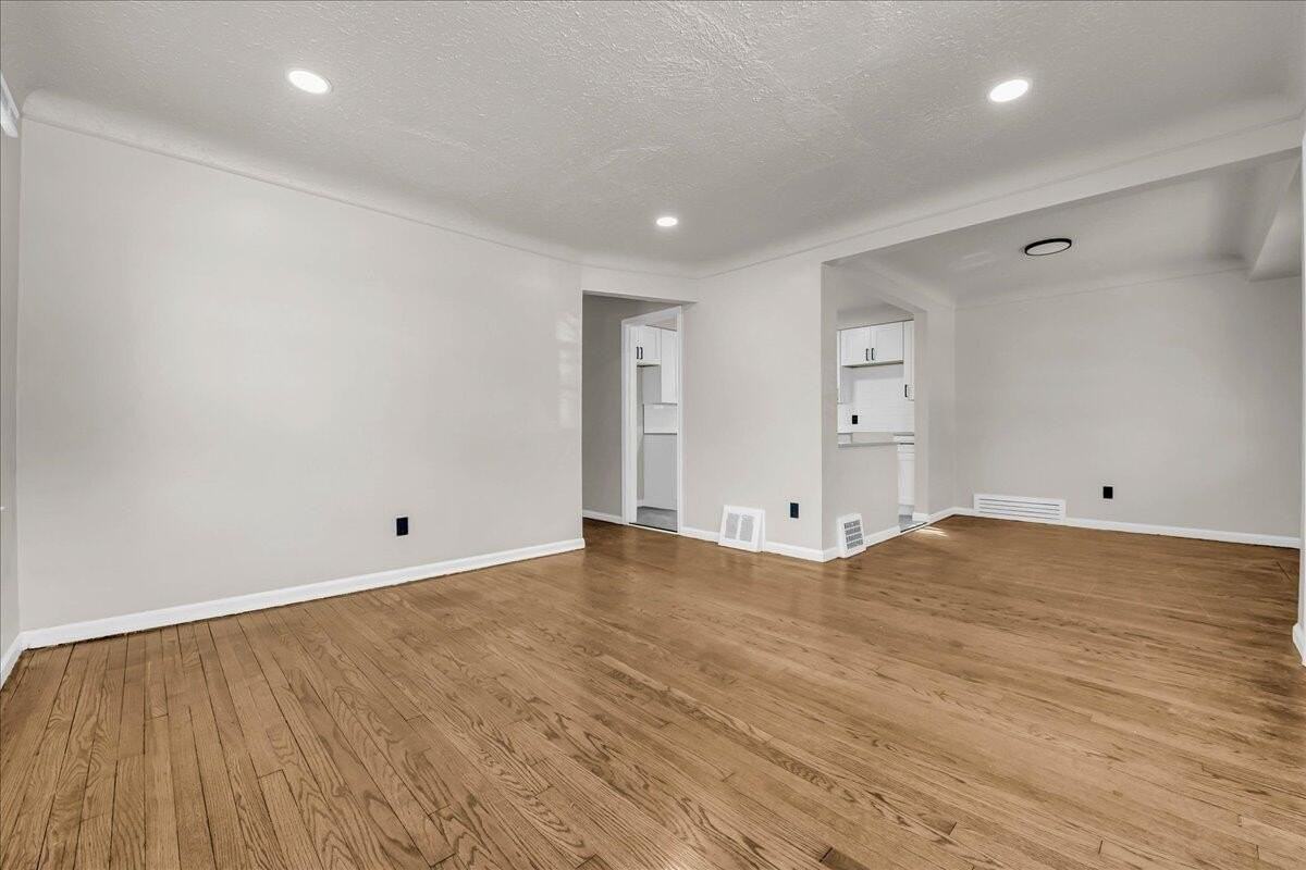 14188 Collingham Dr - Photo 4 of 24