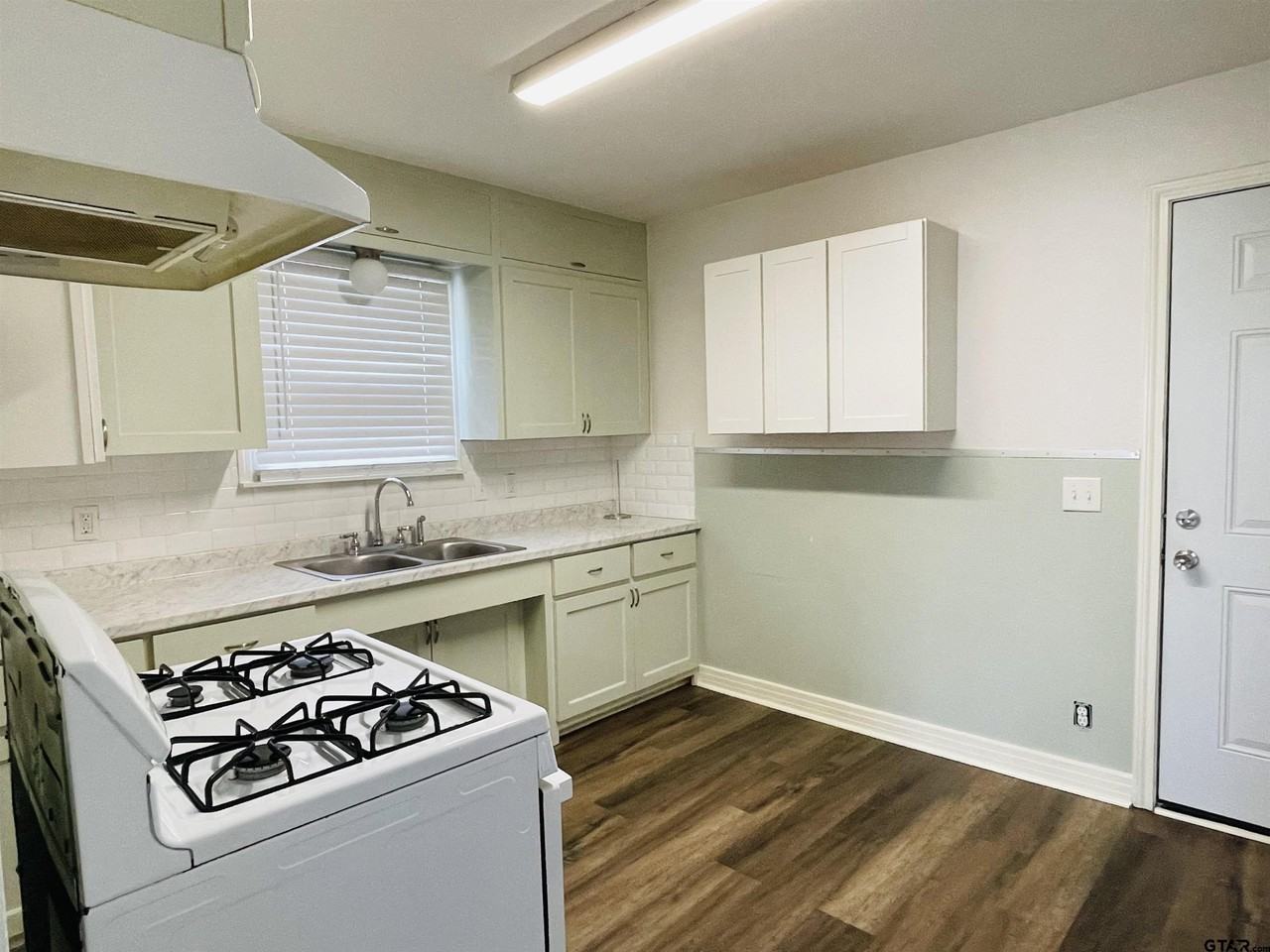 310 S Boon Ave - Photo 3 of 9