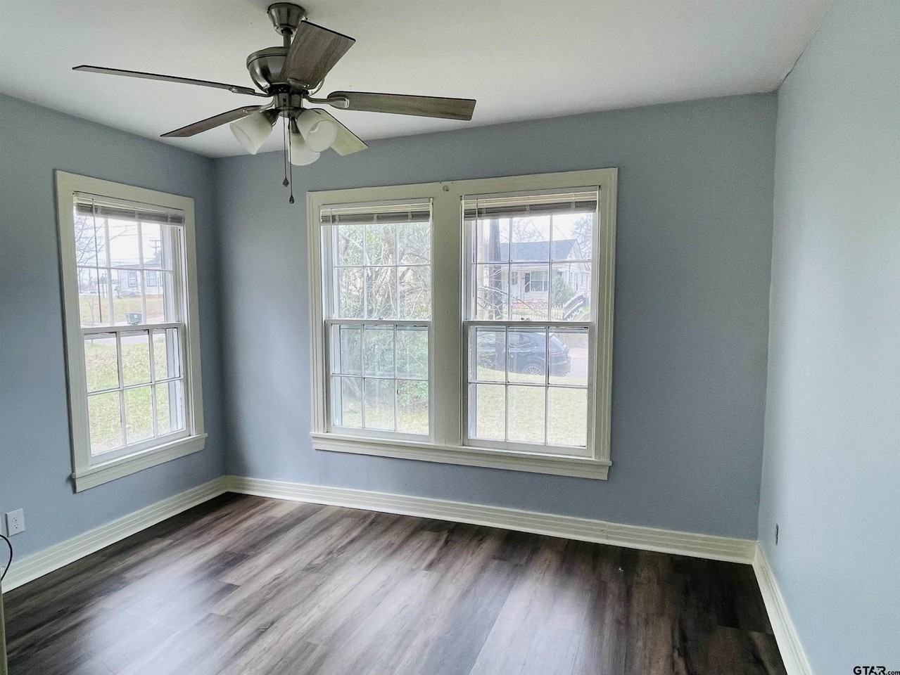 310 S Boon Ave - Photo 5 of 9