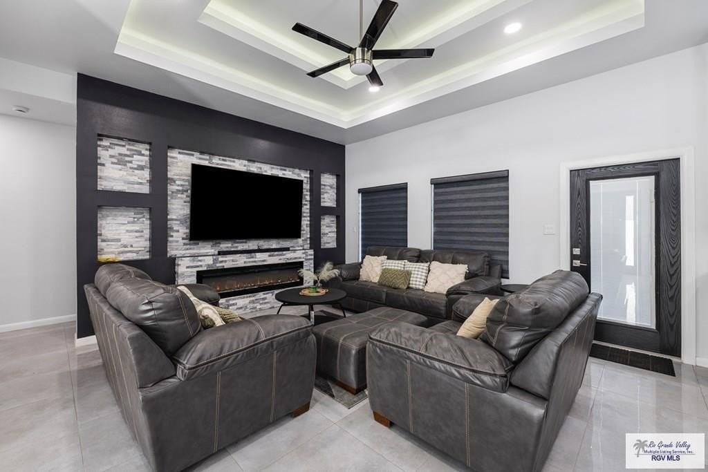 9175 Lake Charles Dr - Photo 5 of 17