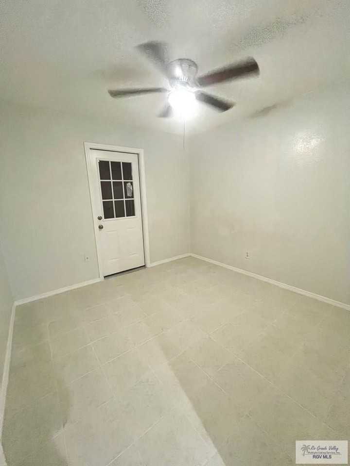 187 Willacy Ave Apt 1 #1 - Photo 6 of 10