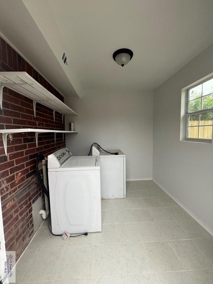 187 Willacy Ave Apt 1 #1 - Photo 7 of 10