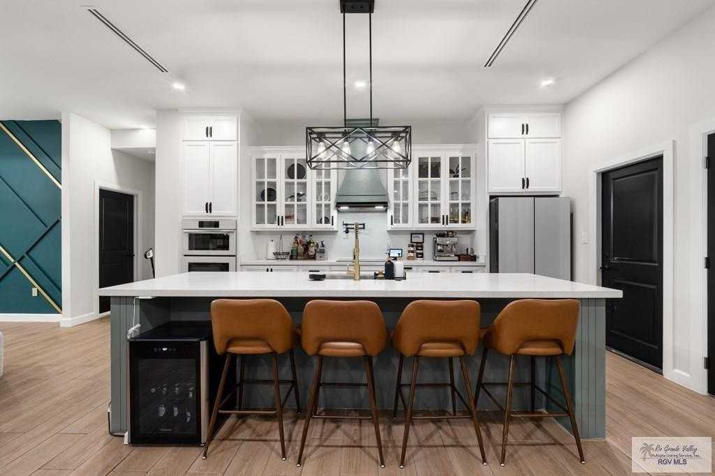 7606 Waverly Dr - Photo 5 of 26