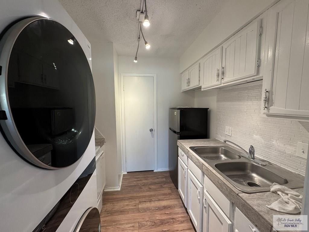 802 Continental Dr Apt 4 - Photo 4 of 12