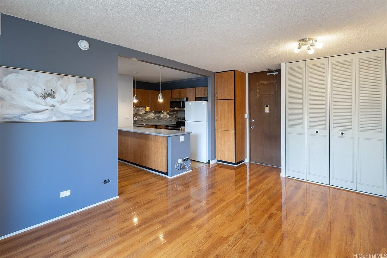 1415 Punahou St Apt 502 - Photo 3 of 14