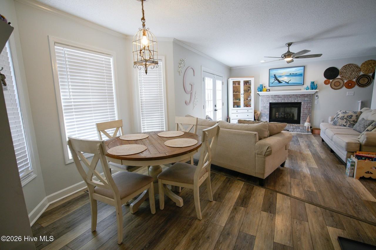 218 English Walnut Dr - Photo 2 of 20