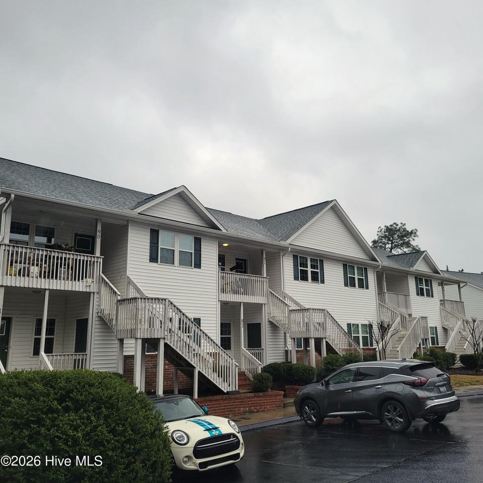 82 N Knoll Rd - Photo 3 of 32