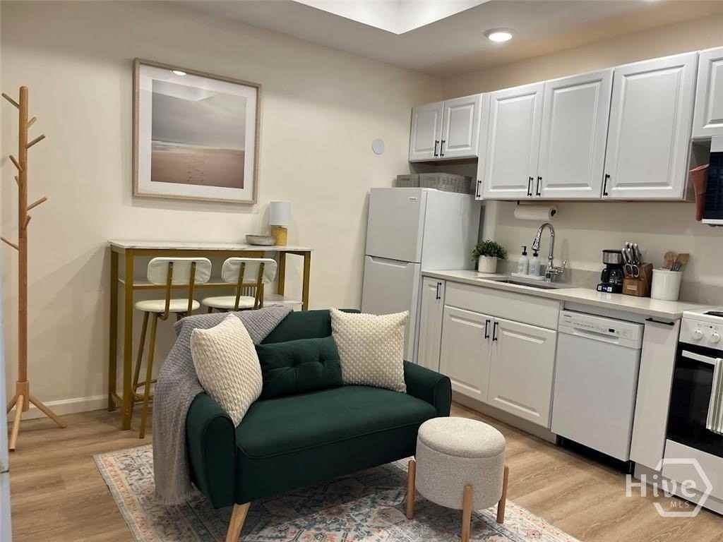 637 Columbus Dr Unit B - Photo 2 of 10