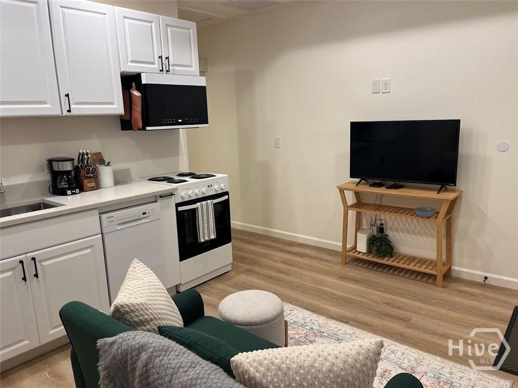 637 Columbus Dr Unit B - Photo 3 of 10