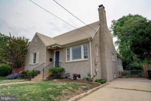 featured image of 1723 Oakcrest Dr